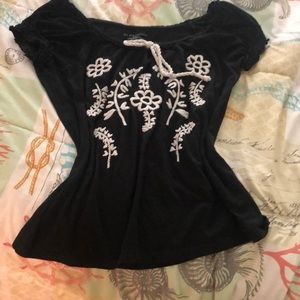 Cute black top with white appliqué flowers